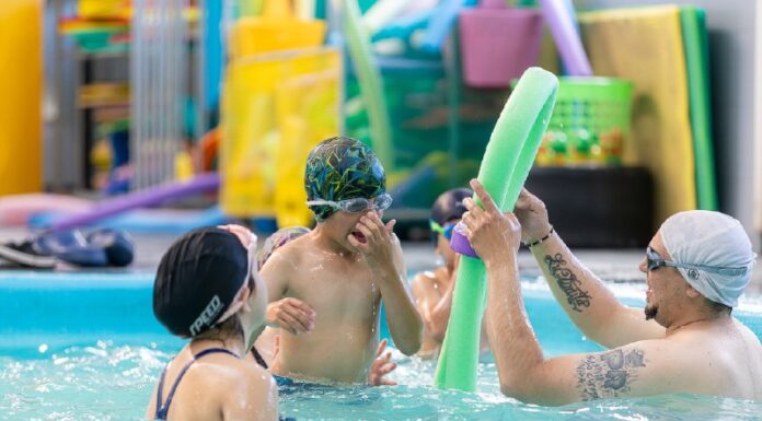 Martín Perez acompañó una jornada de pileta libre en el Natatorio Municipal