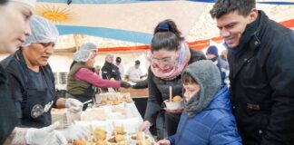 Miles de vecinos compartieron el gran almuerzo popular del 2 de Abril