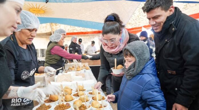 Miles de vecinos compartieron el gran almuerzo popular del 2 de Abril