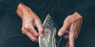 La falta de dinero sostenida podría acelerar el envejecimiento cerebral
